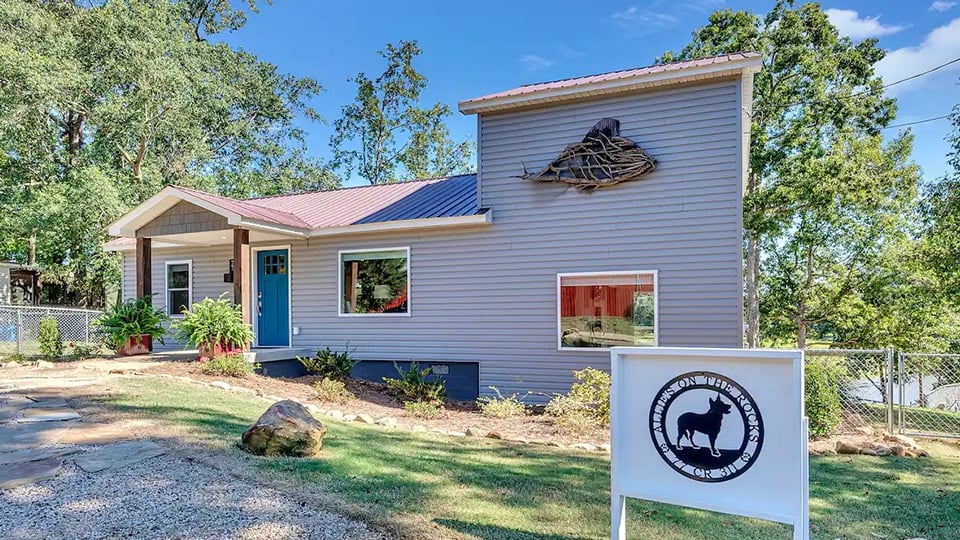 Allie’s on the Rocks | Pet Friendly Lake House Smith Lake