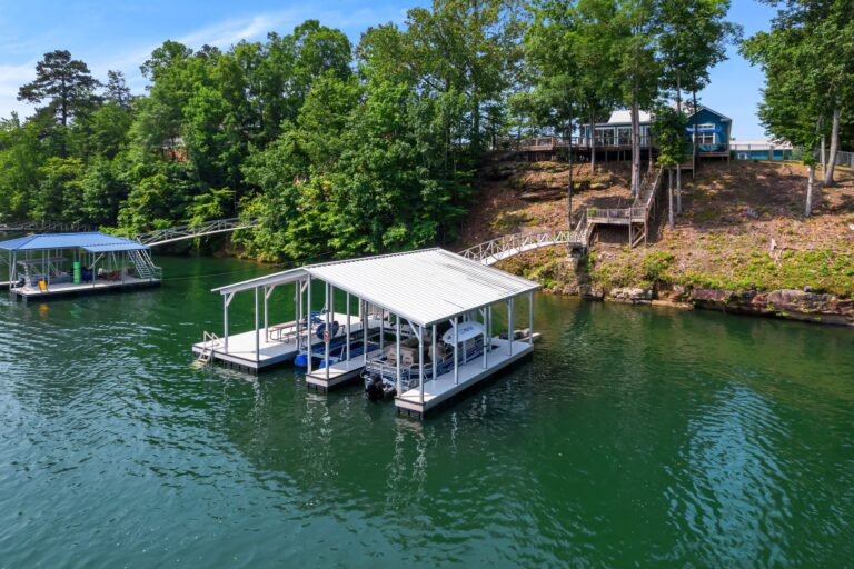 Waterfront pet-friendly vacation rental on Smith Lake near dock