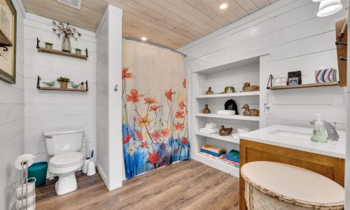 Full Bathroom on Main Floor