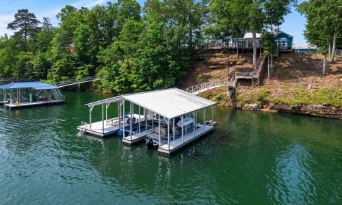 Waterfront pet-friendly vacation rental on Smith Lake near dock